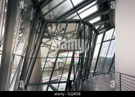 Vue sur la rivière de l'intérieur du Musée Guggenheim, Bilbao, Espagne Banque D'Images