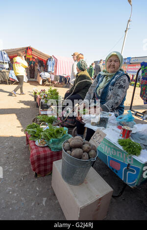 Une vieille grand-mère russe vend des produits biologiques cultivés à partir de son jardin aux membres du public à une foire locale Banque D'Images