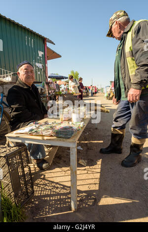 Homme âgé de ans vend Tachkent accueil produit des semences de légumes pour la vente à un marché agricole local en Russie Banque D'Images