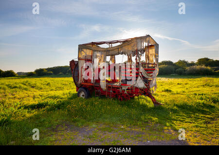 La récolte des pommes de terre agricole GRIMME désaffectées allumé remorque en faible lumière, en Burscough, Lancashire, UK Banque D'Images