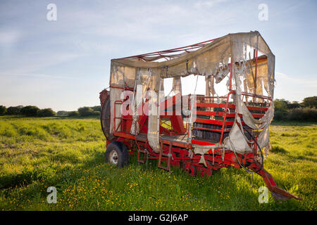 La récolte des pommes de terre agricole GRIMME désaffectées allumé remorque en faible lumière, en Burscough, Lancashire, UK Banque D'Images