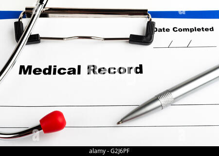 Stéthoscope rouge sur bleu presse-papiers avec medical record close-up avec un stylo de couleur argent Banque D'Images