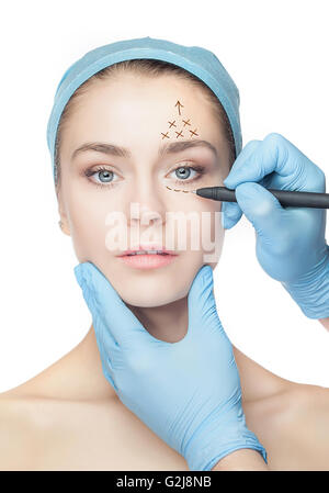 Belle jeune femme avec des lignes de perforation sur son visage avant de l'opération de chirurgie plastique. Banque D'Images