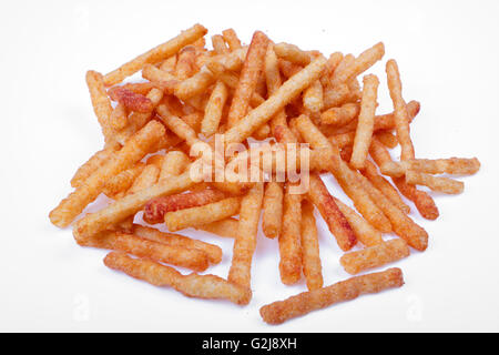 Frites snaks spice de poivron rouge sur fond blanc Banque D'Images