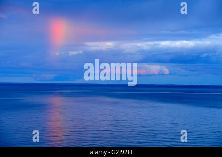 Rainbow au coucher du soleil sur le détroit de Northumberland, Nouveau-Brunswick Canada Cap-Lumiere Banque D'Images