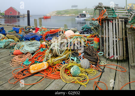 Les bateaux de pêche et les engins de pêche dans le village de Peggy's Cove, Nova Scotia Canada Banque D'Images