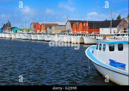 Les bateaux de pêche et des hangars dans village côtier de la baie de Malpeque (golfe du Saint-Laurent Banque D'Images