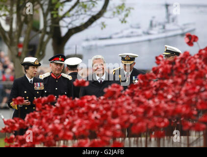 La princesse Royale et le Président allemand Joachim Gauck (centre) voir la fenêtre pleurant ses sculptures en céramique de coquelicots qu'ils arrivent à un service à la Cathédrale St Magnus à Kirkwall, Orkney, pour marquer le centenaire de la bataille du Jutland. Banque D'Images