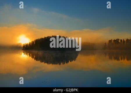 Le brouillard au lever du soleil au lac Isabel, Kenora, Ontario, Canada Banque D'Images