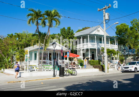 KEY WEST, Floride, USA - Mai 01, 2016 : Floride typiques maisons de Duval Street dans le centre de Key West Banque D'Images