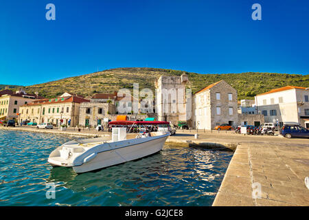 Île de Vis du port d'été et de l'architecture vue, Dalmatie, Croatie Banque D'Images