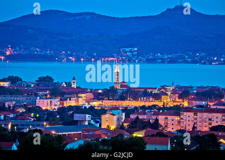 Ville de Zadar soir skyline et l'île de Hvar, Dalmatie, Croatie Banque D'Images