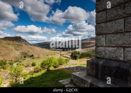 La vue le long de l'A712 de Murray's Monument, près de Clatteringshaws Loch, Galloway Forest Park, Dumfries et Galloway, Écosse Banque D'Images