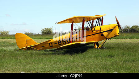 Un avion Tiger Moth jaune à un aérodrome dans le Yorkshire, UK Banque D'Images