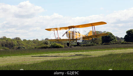 Un avion Tiger Moth jaune à un aérodrome dans le Yorkshire, UK Banque D'Images