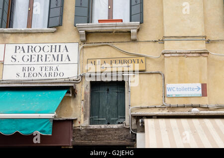 Les plaques de rue Cannaregio Venice Banque D'Images