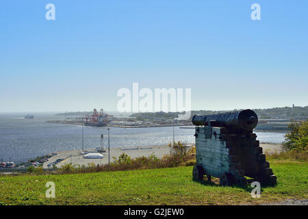 Un vieux canon se trouve au sommet d'une colline où Fort Howe a été construit en 1777 le passage de la garde dans le port de Saint John Saint John River à New Banque D'Images