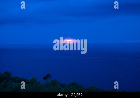 Blue coucher de soleil sur la mer Méditerranée sur Majorque, Baleares, Espagne Banque D'Images