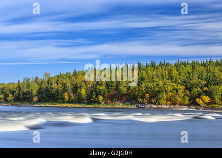 Sturgeon Falls sur Lac Nutimik, parc provincial de Whiteshell, Manitoba, Canada. Banque D'Images