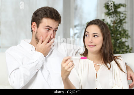 Young couple ou mariage à l'autre de faire un test de grossesse à la maison. L'échec de la notion Banque D'Images