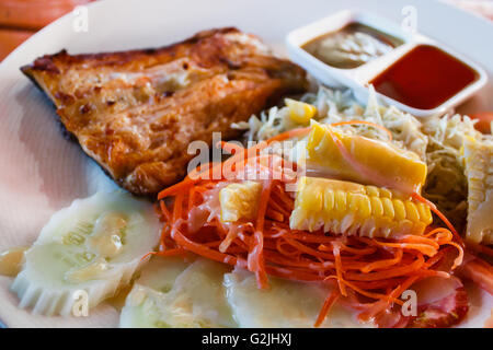 Pavé de saumon avec une salade fraîche, feuilles de style thaïlandais. Banque D'Images