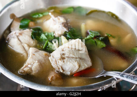 Épicé soupe aigre et piquante (Tom Yum) avec le mérou. Banque D'Images