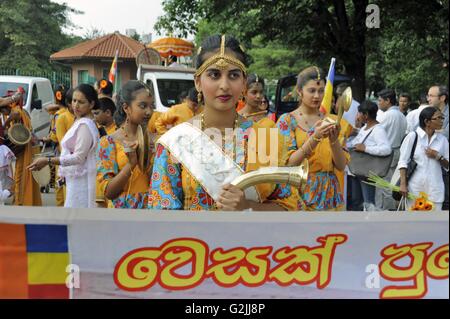 Milan, Italie, procession de la communauté bouddhique Theravada de Sri Lanka pour célébrer le retour du Vesak Banque D'Images