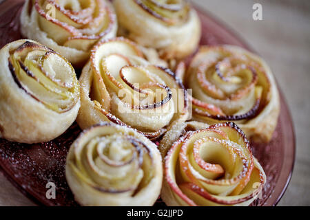 Sweet roses pâte feuilletée avec du sucre en poudre Banque D'Images