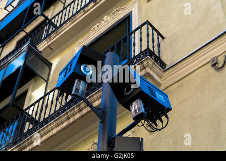 Low Angle View of CCTV Caméras de sécurité contre le bâtiment dans Street Banque D'Images