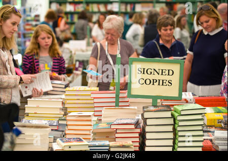 Navigation femmes auteur a signé des exemplaires de livres en librairie au Hay Festival 2016 Banque D'Images