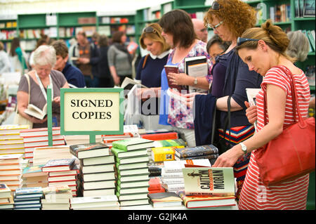 Navigation femmes auteur a signé des exemplaires de livres en librairie au Hay Festival 2016 Banque D'Images