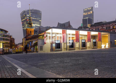 Voûte de la tour et du bâtiment par All Hallows la tour la plus ancienne église de la ville de Londres, avec le gratte-ciel de talkie Walkie t Banque D'Images