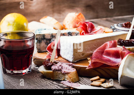 Plateau d'Antipasti avec différents produits de viande et de fromage sur planche de bois Banque D'Images