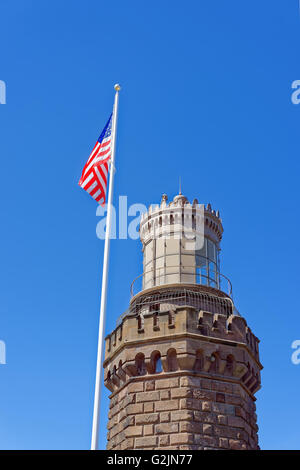 Light station et un drapeau à Sandy Hook. Il s'appelle Navesink feux jumeaux. Sandy Hook est situé dans la région de Highlands Comté de Monmouth de New Jersey, USA Banque D'Images