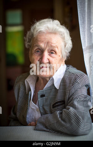 Portrait d'une femme âgée dans un costume officiel. Banque D'Images