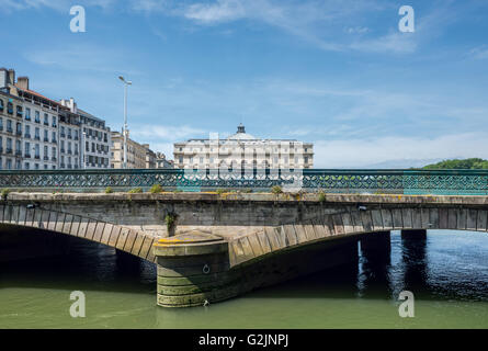 Pont Mayou pont sur le nive avec l'Hôtel de ville de Bayonne, appelé Mairie de Bayonne, en arrière-plan. Aquita Banque D'Images