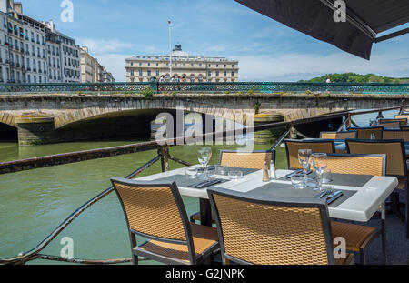 Bistro terrasse près de Pont Mayou pont sur le nive avec l'Hôtel de ville de Bayonne, appelé Mairie. La France. Banque D'Images