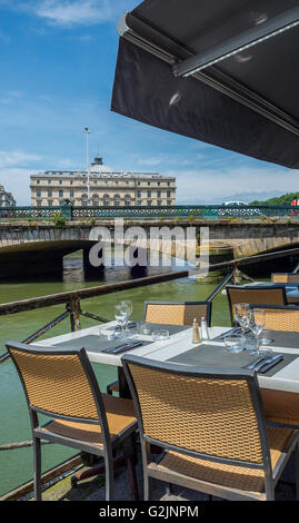 Bistro terrasse près de Pont Mayou pont sur le nive avec l'Hôtel de ville de Bayonne, appelé Mairie. La France. Banque D'Images