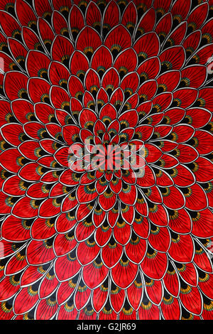 L'Italien style de motif de la poterie de majolique côte amalfitaine couleurs rouge sur le rodage spirale à partir de centre. Banque D'Images