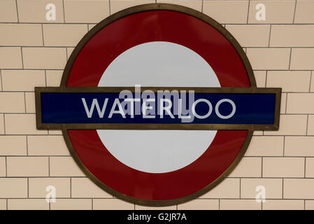 Métro de Londres signe sur une plate-forme à la gare de Waterloo Banque D'Images