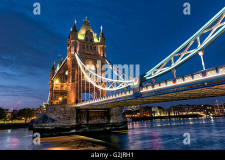 Tower Bridge sur la Tamise à Londres au coucher du soleil Banque D'Images