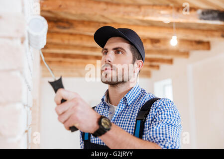 Close-up portrait of a builder décorateur intérieur mur peinture travailleur Banque D'Images