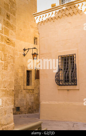 Fusion de l'arabe et l'architecture baroque de l'ancienne capitale de l'île de Malte - Mdina, forteresse médiévale. Maisons en pierre , crier Banque D'Images