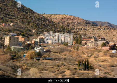 Jerome, AZ, historique ville minière de cuivre, les déchets de mines sur la droite Banque D'Images