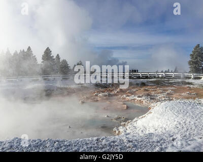 Midway geyser Basin avec les plus grands parcs hot springs dans le Parc National de Yellowstone. Banque D'Images