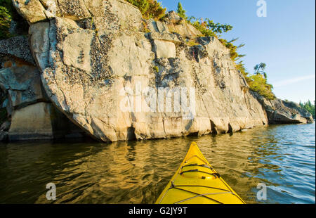 Kayak sur le lac des Bois, nord-ouest de l'Ontario, Canada Banque D'Images