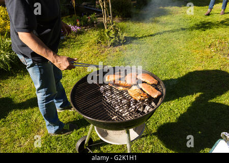 Barbecue biftecks, femme de la viande grillée sur le BBQ flammé. Banque D'Images