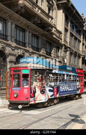 Ancien et vintage tramway sur la rue de Milan, Italie Banque D'Images