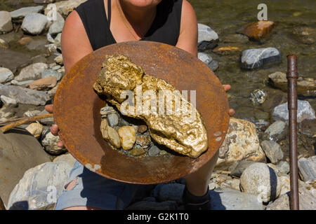 Femme l'occasion de chercher de l'or alluvial, en utilisant la méthode de déplacement traditionnel Banque D'Images