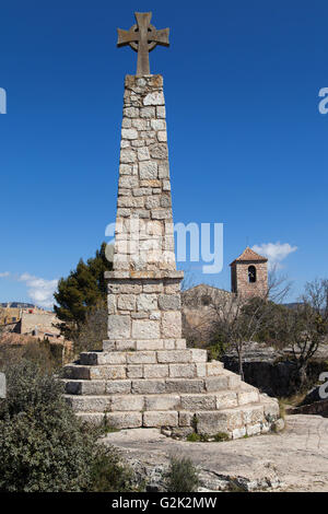 Croix du souvenir et de l'église de Santa Maria à Siurana, Tarragone, Catalogne, Espagne. Banque D'Images